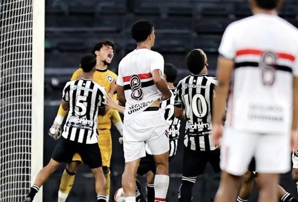 Bruno pega pênalti e garante empate para as Joias do Bairro