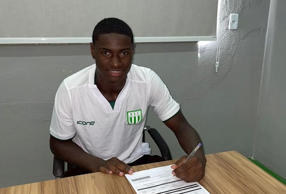 Zagueiro Xarife assina primeiro contrato profissional com o Boavista