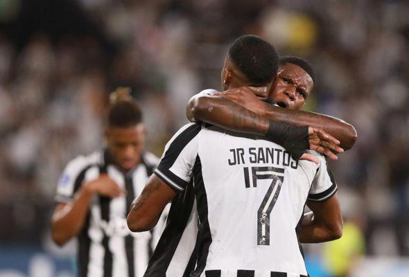 Botafogo supera o Racing-ARG e fica perto da vaga nas oitavas da Sula
