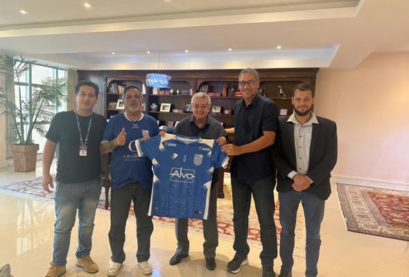 Goytacaz em visita à sede da FERJ