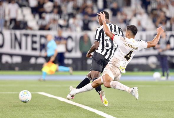 Com gol no fim, Botafogo supera o Santos na volta do Brasileirão