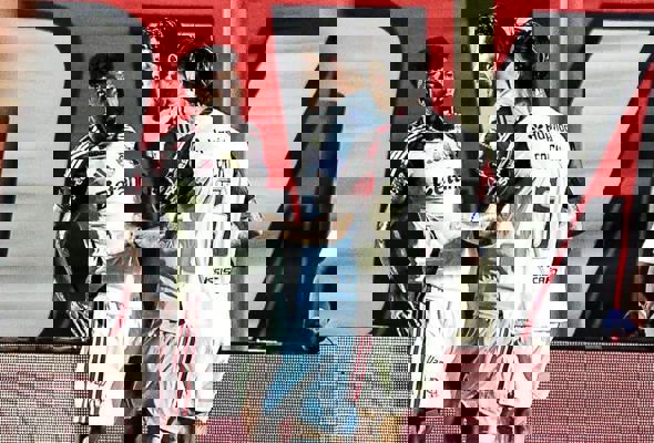 Rossi pega pênalti e garante o 1º triunfo do Fla no Brasileirão