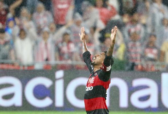 Fla derrota o Timão e segue na liderança do Brasileirão 