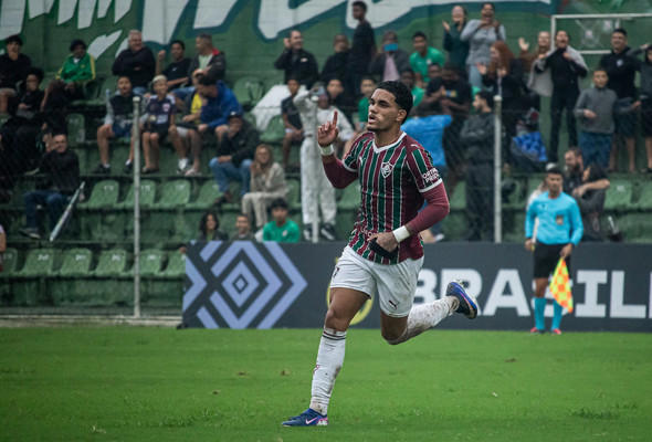 Moleques de Xerém vencem clássico e garantem vaga nas quartas do Brasileiro Sub-17