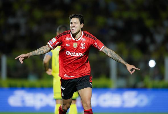 Flamengo dá show e segue na caça ao líder do Brasileirão