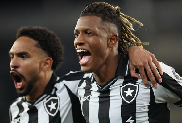 Botafogo estreia com goleada e quebra de tabu no Brasileirão