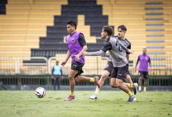 Voltaço realiza treino no Raulino visando duelo contra o Amazonas 