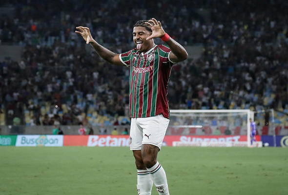 Fluminense supera o Corinthians e cola na liderança