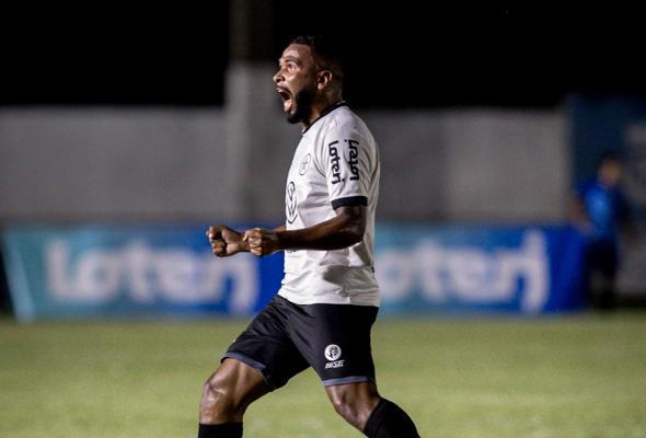 Resende brilha em noite de nova iluminação no Estádio do Trabalhador