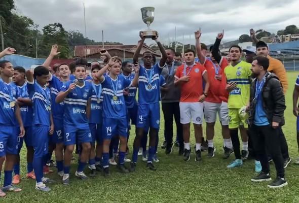Paduano recebe a Taça Maracanã Sub-20