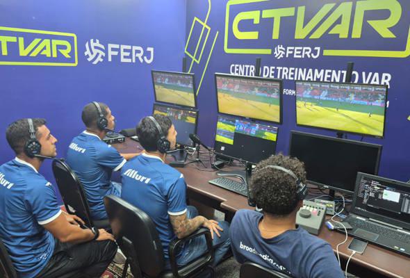 No CT VAR, curso para árbitros e assistentes em ação
