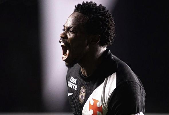 Vasco supera o Vitória-BA com um homem a menos e joga pelo empate em Salvador
