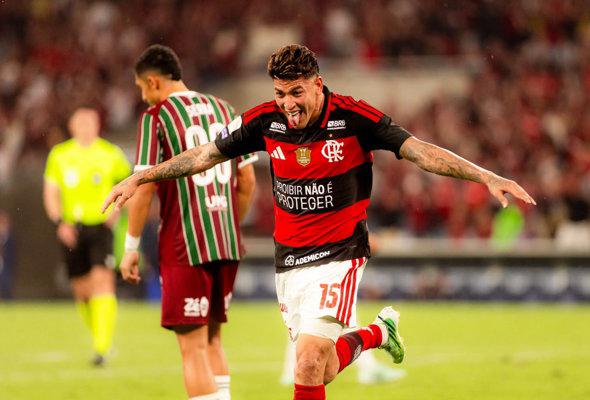 Rubro-Negro vence clássico e segue na ponta do Brasileirão
