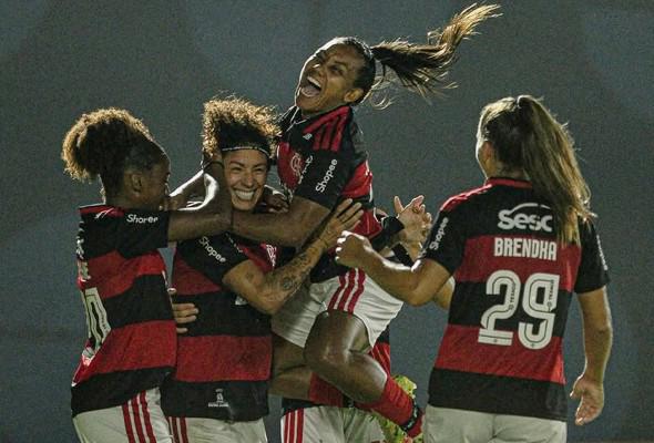 Aniversariante Cristiane marca e Rubro-Negras vencem clássico