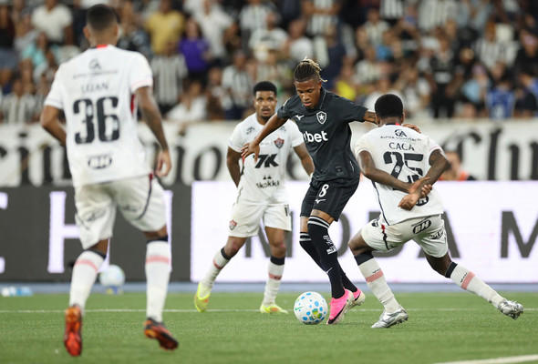 Tudo igual entre Botafogo e Vitória-BA no Nilton Santos