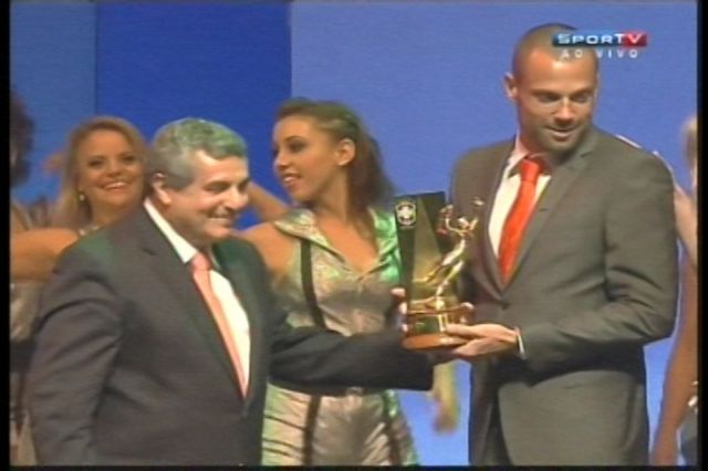 Presidente Rubens Lopes Entrega o Troféu de Melhor Goleiro do Brasileiro 2012