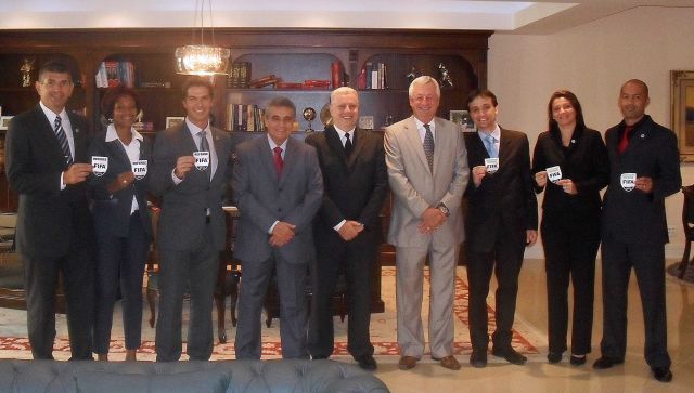 Árbitros e Assistentes Recebem Escudos Fifa